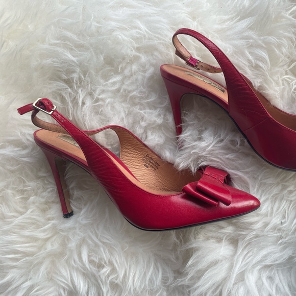 Pinup girl style sling back heels with bow toe. - Picture 5 of 9